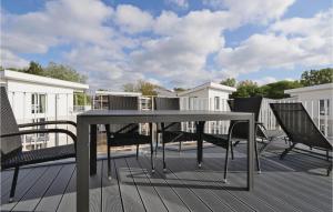 une table et des chaises de patio sur une terrasse dans l'établissement Dünenvilla 15, Whg 9, à Travemünde 21 autres photos