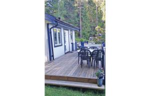una terraza con sillas y una mesa. en Lovely Home In Svanesund With Wifi, en Svanesund