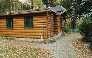 uma cabana de madeira com duas janelas e um passadiço em Awesome Home In Crinitzberg With Kitchen em Bärenwalde