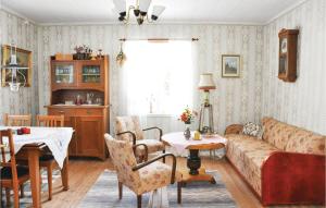 uma sala de estar com um sofá e uma mesa em 3 Bedroom Cozy Home In Ekshrad em Ekshärad