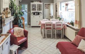 eine Küche mit einem Tisch und Stühlen im Zimmer in der Unterkunft Florivan in Ostende
