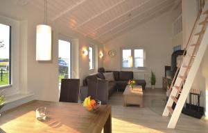 sala de estar con mesa y sala de estar con sofá en Beautiful Home In Dagebll With 1 Bedrooms And Wifi, en Dagebüll