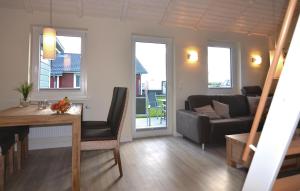 sala de estar con sofá y mesa en Beautiful Home In Dagebll With 1 Bedrooms And Wifi, en Dagebüll