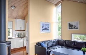 NedstrandにあるAmazing Home In Nedstrand With 5 Bedrooms, Jacuzzi And Saunaのリビングルーム(革張りのソファ付)、キッチン