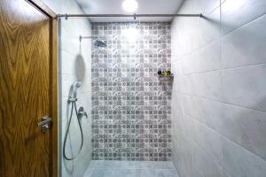 Koupelna v ubytování Deluxe Central Rooms + 37 fotografií