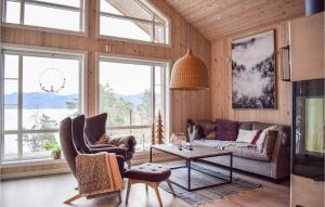 sala de estar con sofá y mesa en Cozy Home In Fjelberg With Kitchen en Vik