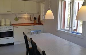 UrshultにあるNice Home In Urshult With 3 Bedroomsのキッチン(白いテーブル、白いカウンタートップ付)