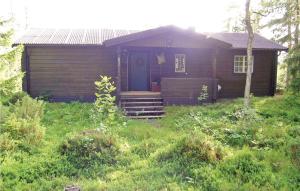 ヴェムダレンにあるStunning Home In Vemdalen With 2 Bedrooms And Saunaの小さな木造家屋(ポーチ付)