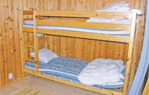 ヴェムダレンにあるStunning Home In Vemdalen With 2 Bedrooms And Saunaの二段ベッド2組が備わる木造の部屋です。