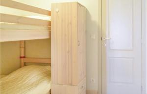 オーステンデにあるResidentie Zeezichtのベッドルーム1室(二段ベッド2台、ドア付)