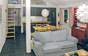 sala de estar con sofá y mesa en Awesome Home In Gl With Sauna en Gålå