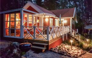 una casa pequeña con porche y parrilla en Stunning Home In Sollebrunn With Outdoor Swimming Pool en Sollebrunn