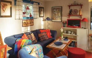 uma sala de estar com um sofá azul e uma mesa em Stunning Home In Sollebrunn With Outdoor Swimming Pool em Sollebrunn
