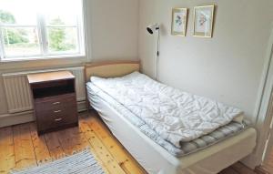 Postel nebo postele na pokoji v ubytování Gorgeous Home In Bodafors With Kitchen