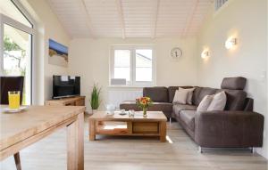 ダゲビュルにあるStunning Home In Dagebll With 2 Bedrooms, Sauna And Wifiのリビングルーム(ソファ、テレビ付)