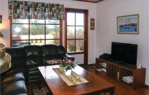 TV a/nebo společenská místnost v ubytování Holiday Home Siriusv, Yngsjö