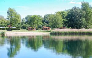 vistas a un lago con árboles y casas en Gorgeous Home In Ssel With Lake View en Süsel
