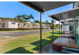 une terrasse couverte d'un mobile home avec une maison dans l'établissement Discovery Parks - Mackay, à Mackay