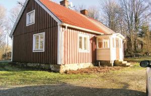 uma pequena casa com um telhado laranja em Lovely Home In Unnaryd With Kitchen em Unnaryd