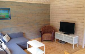 - un salon avec un canapé et une télévision dans l'établissement Awesome Home In Frgelanda With 2 Bedrooms, à Muberg