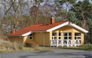 プリヴァルにあるAbendrot 9 - Dorf 3の赤屋根の小黄色い家