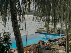 极光海滩景旅馆内部或周边的泳池