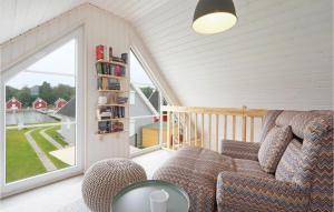 ein Wohnzimmer mit einem Sofa und einem großen Fenster in der Unterkunft 2 Bedroom Lovely Home In Zerpenschleuse in Zerpenschleuse