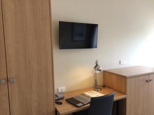 a room with a desk and a television at Comfort Inn & Suites Sombrero in Adelaide