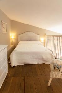 En eller flere senge i et værelse på AMAZING SEA VIEW APARTMENT with Private Close Parking + 36 billeder