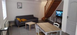 Televízia a/alebo spoločenská miestnosť v ubytovaní Appartement en duplex à Hébuterne, avec lave linge