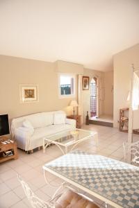 Et opholdsområde på AMAZING SEA VIEW APARTMENT with Private Close Parking