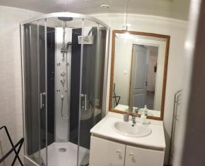 Ett badrum på Appartement en duplex à Hébuterne, avec lave linge