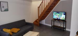 Televízia a/alebo spoločenská miestnosť v ubytovaní Appartement en duplex à Hébuterne, avec lave linge