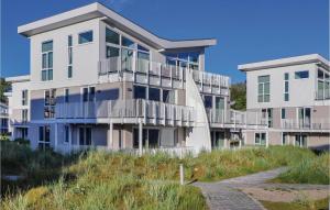 een appartementencomplex met balkons op het strand bij Dünenvilla 6, Whg 1 in Travemünde