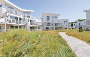 een loopbrug voor een rij huizen bij Dünenvilla 6, Whg 1 in Travemünde