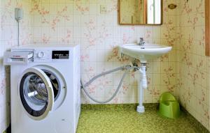 een badkamer met een wasmachine en een wastafel bij Beautiful Home In Mariannelund With Wifi in Mariannelund