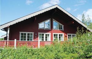 a red house with white windows and a fence at Awesome Home In Slen With 4 Bedrooms, Sauna And Wifi in Stöten