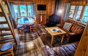 uma sala de estar com um sofá e uma mesa em Gorgeous Home In Srna With Sauna em Ringbo