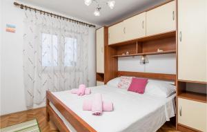 Posteľ alebo postele v izbe v ubytovaní Amazing Apartment In Sveti Juraj
