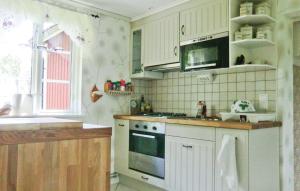 Ett kök eller pentry på Pet Friendly Home In Mlilla With Kitchen