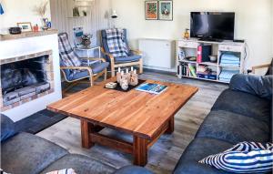 uma sala de estar com uma mesa de centro e uma lareira em Cozy Home In Steninge With Wifi em Steninge