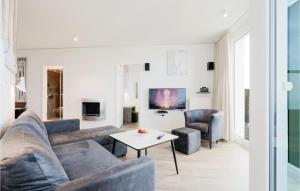 トラフェミュンデにあるAmazing Apartment In Lbeck Travemnde With 2 Bedrooms, Sauna And Wifiのリビングルーム(ソファ、椅子2脚、テーブル付)