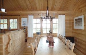 un comedor con una mesa larga y sillas en Awesome Home In Rendalen With House A Mountain View, en Akrestrommen