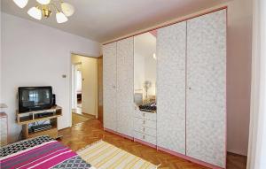 um quarto com uma grande cómoda e uma televisão em Nice Apartment In Pula With Kitchen em Pula