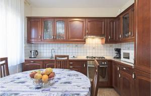 kuchnia z misą owoców na stole w obiekcie Nice Apartment In Pula With Kitchen w Puli +19 zdjęć