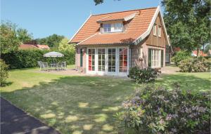 une maison avec une cour dotée d'une table et de chaises dans l'établissement Buitengoed Het Lageveld - 134, à Hoge-Hexel