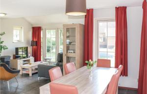 sala de estar con mesa de madera y cortinas rojas en Buitengoed Het Lageveld - 134, en Hoge-Hexel