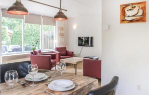 een eetkamer met een tafel met wijnglazen bij Beautiful Home In Winterswijk With 3 Bedrooms And Wifi in Winterswijk