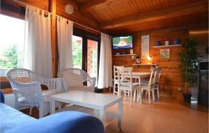 comedor con mesa y sillas en Stunning Home In Staufenberg With Wifi, en Staufenberg