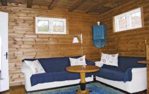 StenbrohultにあるHoliday Home Sällhult Älmhultの青いソファとテーブルのあるリビングルーム